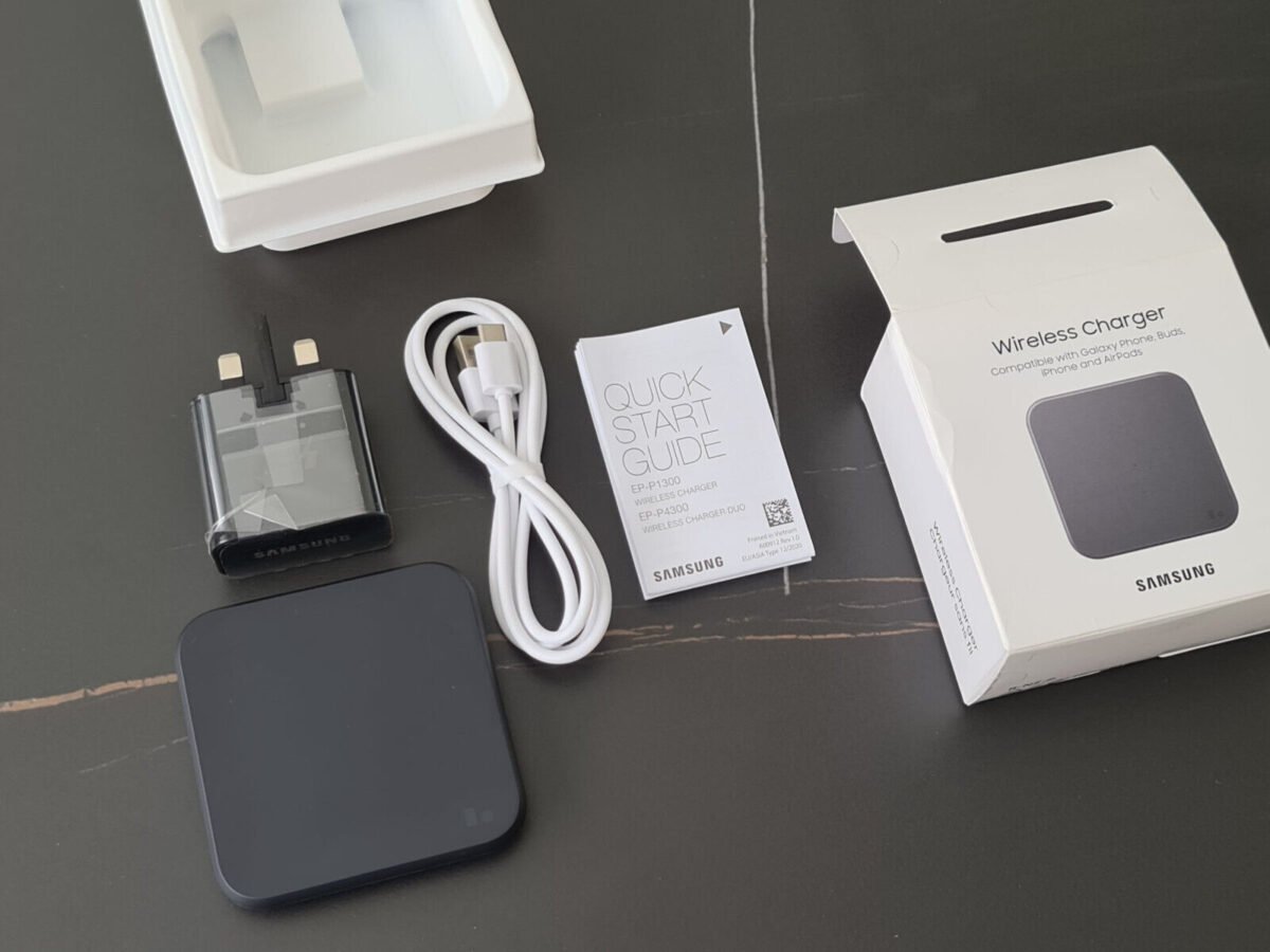 ⁦Samsung wireless charger -offer was 12 - 8⁩ - الصورة ⁦1⁩